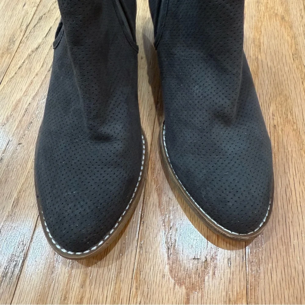Dolce Vita breana faux suede bootie ankle size 7